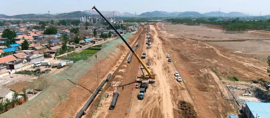 The Steel Pipe and Tubing Transmission Pipeline Used for Distillation Columns, Cracking Units, and Storage Tanks